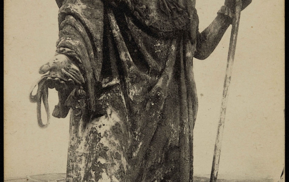 Carte postale noir et blanc montrant une statue de Napoléon portant une tenue d'empereur.