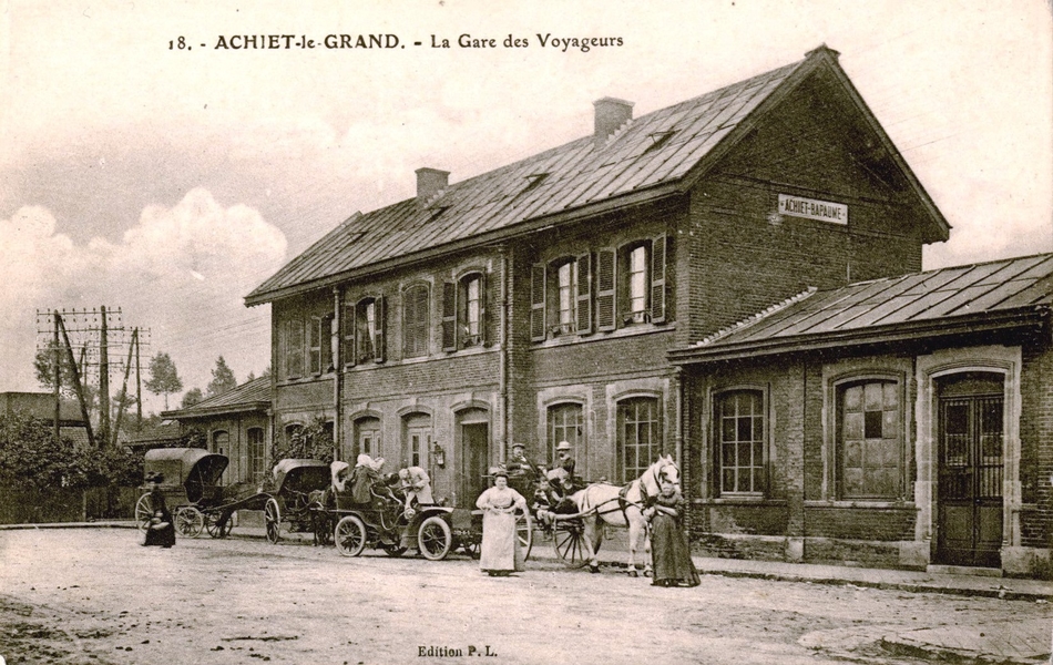 Carte postale noir et blanc montrant l'entrée d'une gare.