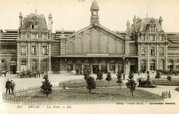 Carte postale noir et blanc montrant la façade d'un bâtiment imposant.