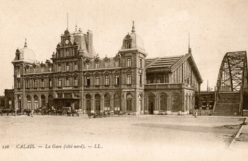 Carte postale noir et blanc montrant la façade d'un bâtiment imposant.