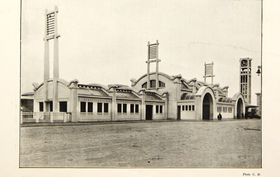 Photographie noir et blanc montrant la façade d'une gare.