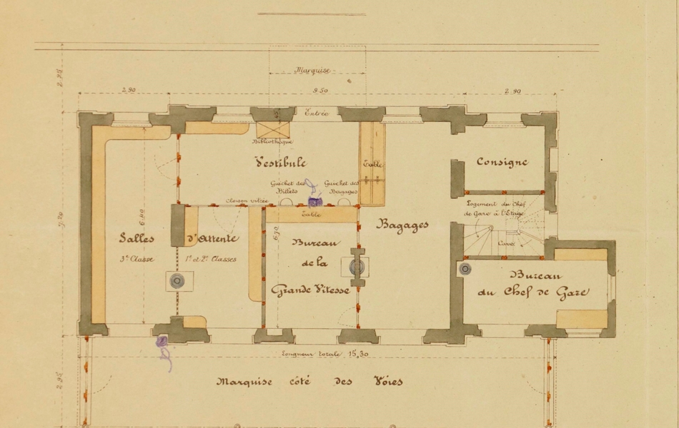 Plan manuscrite montrant le détail des pièces d'un bâtiment : salles d'attente 1ère, 2ième et 3ième classe, vestibule, bureau de la grande vitesse, bagages, consigne, escalier, bureau du chef de gare.