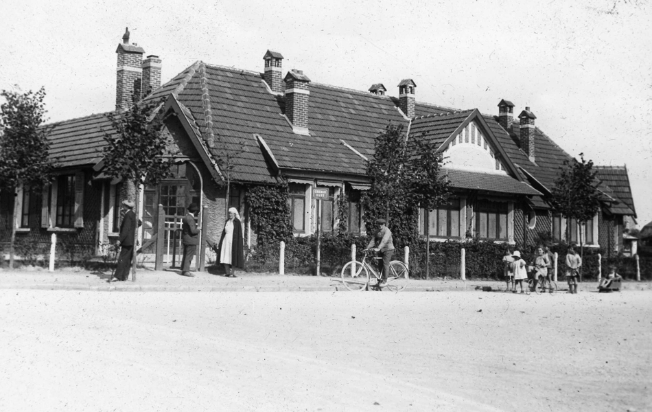 Photographie noir et blanc montrant la façade d'un bâtiment.