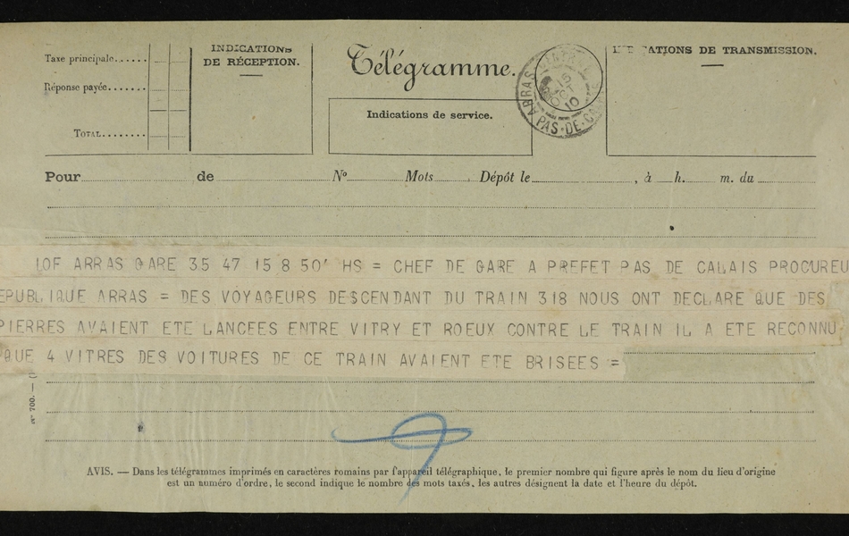 Télégramme sur lequel on lit : "TELEGRAMME LOF ARRAS GARE 35 47 15 15 08 50’ HS : chef de gare à préfet du Pas de Calais procureur république d’Arras = des voyageurs descendant du train 318 nous ont déclaré que des pierres avaient été lancées entre Vitry et Roeux contre le train il a été reconnu que 4 vitres des voitures de ce train avaient été brisées".