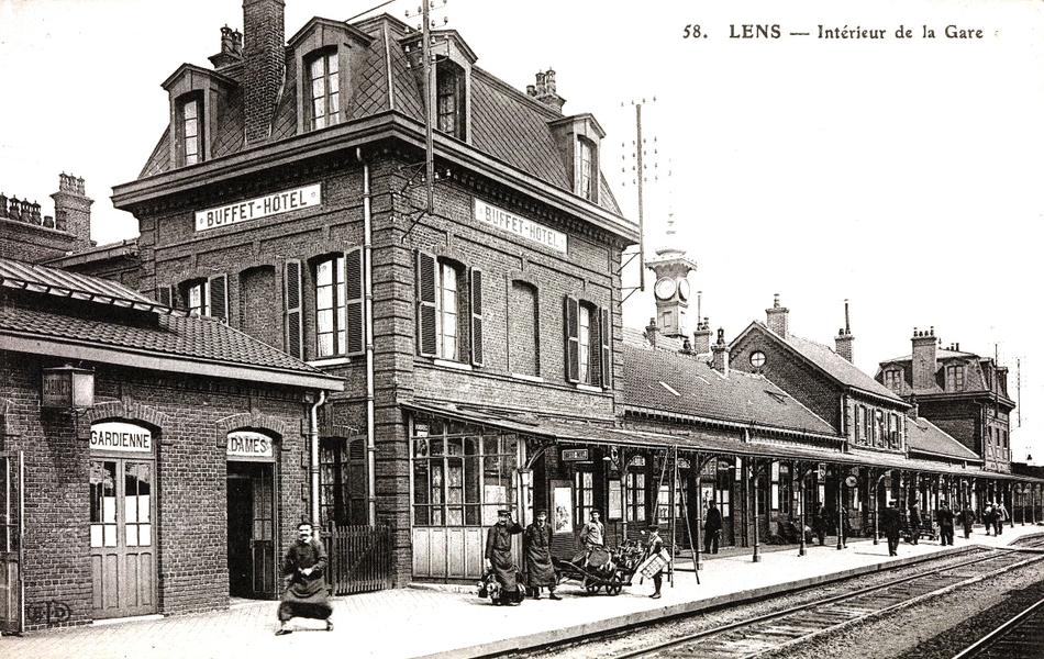 Carte postale noir et blanc montrant un quai et un bâtiment de gare.
