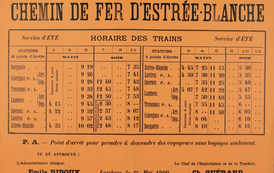 Affiche sur laquelle on lit : "Chemin de fer d’Estrée-Blanche. Service d’été. Horaire des trains pour les gares suivantes : Berguette, Isbergues, Trézennes, Lambres, Quernes, Liettres, Estrée-Blanche".