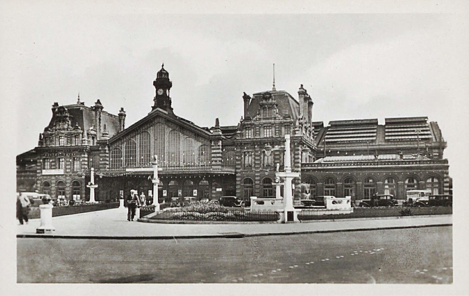 Arras. La gare, carte postale, C. Réant éditeur, [1937-1938]. Archives départementales du Pas-de-Calais, 5 Fi 041/956.