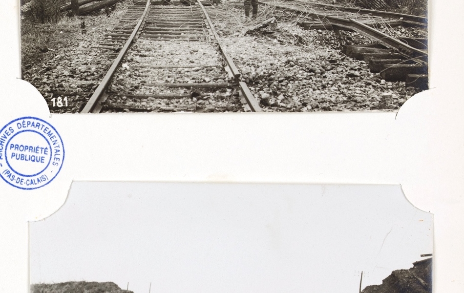 Photographies noir et blanc de locomotives et outillage ferroviaire endommagés.