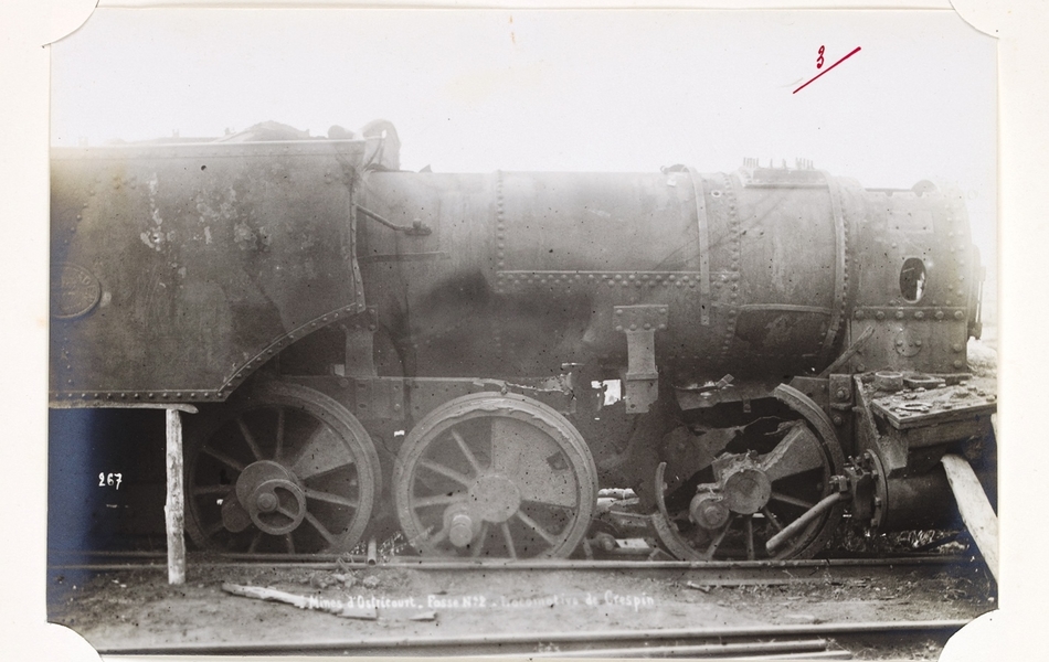 Photographies noir et blanc de locomotives et outillage ferroviaire endommagés.
