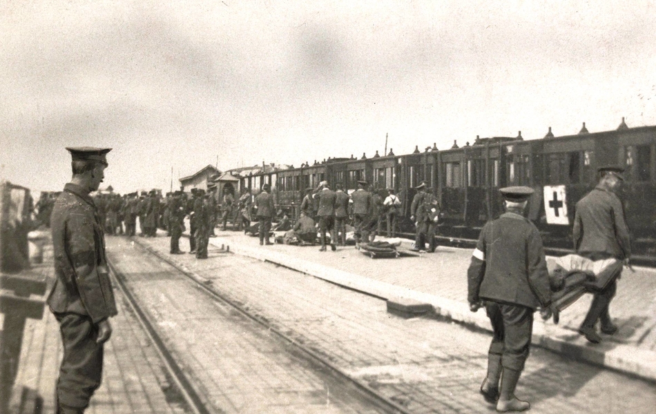 Photographie noir et blanc montrant des soldats courant vers un train à quai.