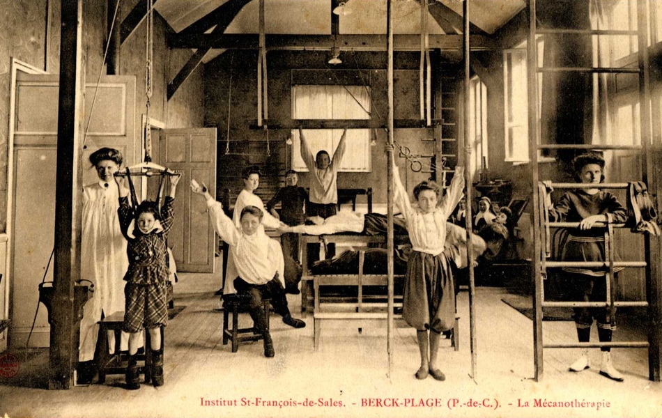 Photographie noir et blanc montrant un groupe d'enfants en train de faire des exercices de gymnastique.