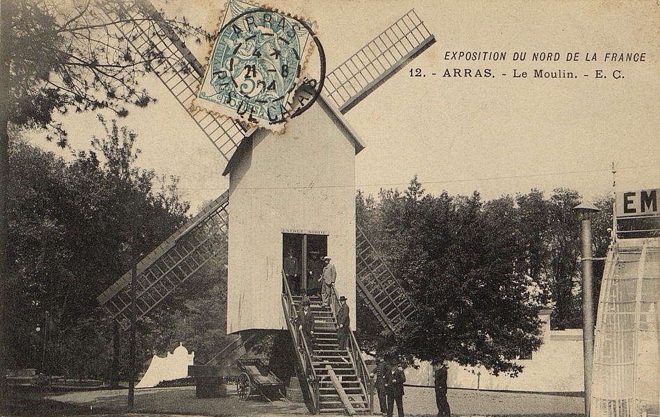 Carte postale noir et blanc montrant un moulin à vent.