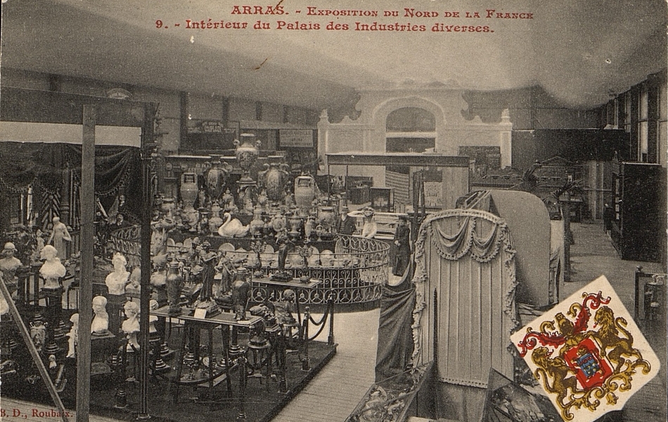 Carte postale noir et blanc montrant des stands de statues et vases.