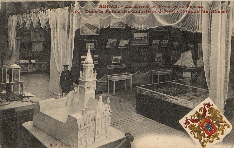 Carte postale noir et blanc montrant des stands d'exposants.