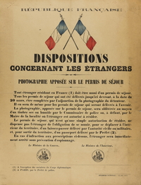 Affiche aux couleurs du drapeau français, sur laquelle on lit : "Dispositions concernant les étrangers. Photographie apposée sur le permis de séjour. Tout étranger résidant en France soit être muni d'un permis de séjour. Tous les permis de séjour qui ont été délivrés jusqu'ici devront, à la date du 20 mars, être complétés par l'adjonction de la photographie du détenteur. Il en sera de même pour les permis de séjour qui seront délivrés à l'avenir. La photographie, apposée sur le permis de séjour, sera oblitérée au moyen d'un timbre sec ou humide par le commissaire de police ou, à défaut, par le maire de la localité où l'étranger est autorisé à résider. Le permis de séjour, qui n'est qu'une simple autorisation de résider, ne dispense pas l'étranger de l'obligation de se munir, pour se déplacer à l'intérieur du territoire, d'un laissez-passer délivré par l'autorité civile ou militaire, et, pour sortir du territoire, d'un passeport délivré par le préfet. En cas d'infraction aux prescriptions ci-dessus, l'étranger sera immédiatement arrêté sous prévention d'espionnage. Signé : le ministre de la Guerre, le ministre de l'Intérieur".