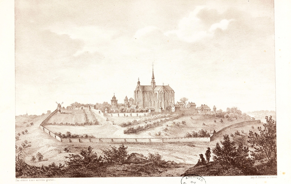 Gravure monochrome montrant un édifice religieux dominant un village en haut d'une colline.