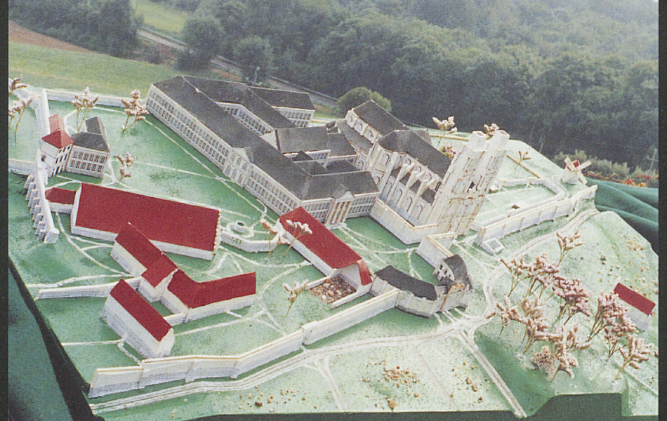 Photographie couleur montrant la maquette d'un site religieux composée d'une église et d'un ensemble de bâtiments autour.