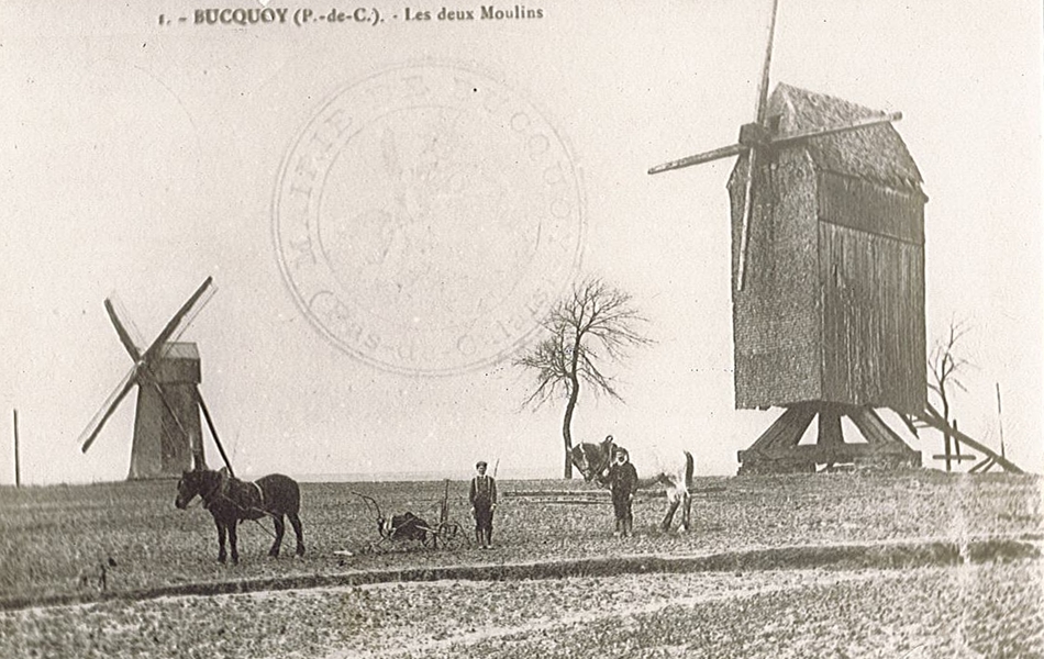 Carte postale noir et blanc représentant un moulin.