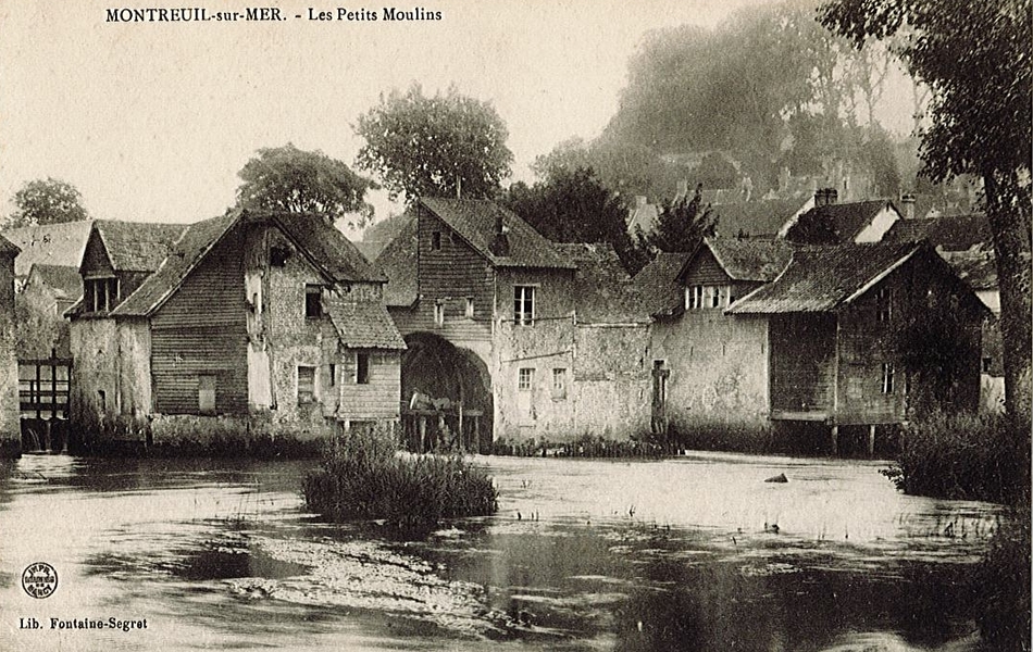 Carte postale noir et blanc représentant un moulin.