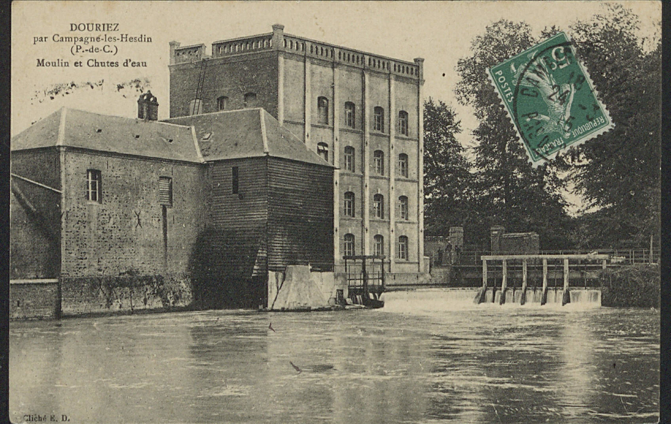 Carte postale noir et blanc représentant un moulin. 