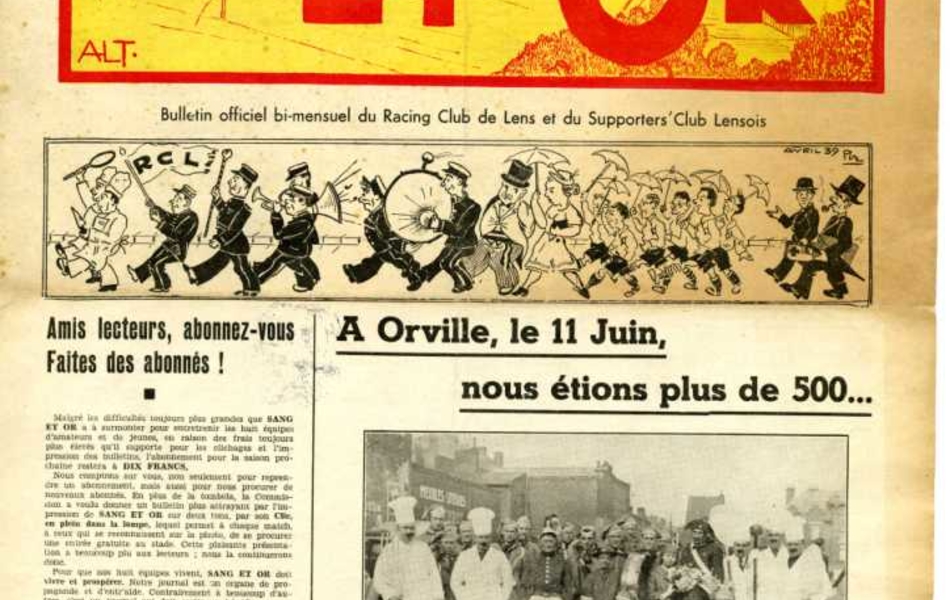 Une du journal "Sang et Or". Le titre est écrit en rouge sur fond jaune (montrant un terrain de football), en-dessous un petit dessin représente une fanfare en marche, suivie par un groupe de personnes dont des joueurs de football sous des parapluies. La seconde partie de cette une est consacrée à l'article retranscrit ci-contre, accompagné d'une photographie noir et blanc de groupe.