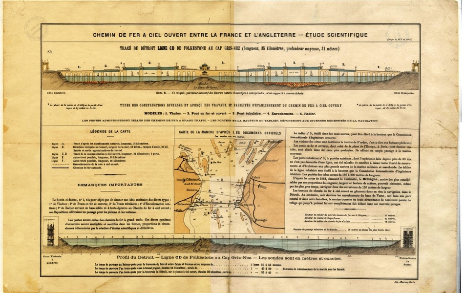 Ce document imprimé est composé de trois croquis en couleur annotés et de paragraphes explicatifs. En haut, sous le titre, une vue en coupe du pont relie la côte anglaise à la côte anglaise. On lit en titre de ce croquis "Tracé du détroit ligne cd de Folfestone au cap Gris-Nez (longueur 35 kilomètres ; profondeur moyenne, 31 mètres)" et en nota "Ce croquis, purement indicatif des diverses natures d'ouvrages à entreprendre, n'est rapporté à aucune échelle. Remarques importantes : le dessin ci-dessus, n'a pour objet que de donner une idée sommaire des divers types : de viaducs, de ponts en fer et ouverts, de ponts tubulaires, d'enrochements continus, de radier servant de base solide et à toute épreuve au chemin de fer à ciel ouvert ; ses dispositions offriraient un passage pour les piétons et les voitures. Les pentes seront celles des chemins de fer à grand trafic. Ces divers systèmes d'ouverture seront multipliés et modifiés dans les formes, proportions et circonstances déterminées par le résultat d'études scientifiques et définitives. Le radier n° 5, établi dans les eaux mortes, peut être élevé à la hauteur que la Commission Internationale d'ingénieurs décidera. Les viaducs des côtes sont destinés à la marine de 3e ordre, c'est-à-dire aux bâteaux pêcheurs. Les ponts en fer et ouverts, dont celui de la place de l'Europe, à Paris, peut donner une idée, sont situés dans les eaux plus profondes. Ils offrent un ample passage à la marine moyenne. Les ponts tubulaires à portées extrêmes, dont l'expérience faite depuis plus de 30 ans ne s'est pas démentie d'une ligne, ont été calculés de manière à laisser toute liberté de mouvements et d'évolutions aux plus grands navires de la marine militaire et marchande. Le tablier de la ligne tubulaire sera établi à la hauteur que la Commission Internationake d'ingénieurs décidera. Les protées des tubes seront de 150 à 200 mètres de longueur. D'après les notes de 1868, émanant de l'amirauté, la Bretagne, navire des plus considérables par ses proportions de longueur, largeur et hauteur de mâture, pourrait aisément, même par les gros temps, naviguer dans des ouvertures de 150 mètres de largeur. Les travaux de chemins de fer à ciel ouvert ne gêneront donc en rien la navigation dans le détroit. Au contraire, soit derrière les enrochements du banc de Varne, soit dans son port central et dans ceux des côtes, la marine trouvera en toute circonstance de nombreux points de refuge qui jusqu'à présent lui ont complètement fait défaut dans ces mauvais parages. Hauteur du tablier du pont du chemin de fer sur le Niagara : 75 mètres. Hauteur du viaduc de Roquefavour : 81 mètres. Hauteur du tablier du chemin de fer d'Allais : 73 mètres. Hauteur du passage tubulaire de la Manche : 35 mètres au-dessus des plus hautes eaux". Le bas du document comporte un autre croquis du même type, à savoir une vue en coupe du détroit, rapporté à l'échelle de la Tour Victoria à Londres et de Notre-Dame de Paris. En-dessous, on lit "Profil du détroit. Ligne cd de Folkestone au cap Gris-Nez. Les sondes sont en mètres et exactes. Le temps de parcours du bateau-poste pour la traversée du détroit entre Calais et Douvres est en moyenne de 1 heure 20 à 50 minutes. Le temps de parcours d'un train-poste dans le tunnel projeté, étendu 55 kilomètres, serait de 1 heure 40 à 50 minutes, en raison du ralentissement de la marche sous les tunnels. Le temps de parcours d'un train-poste pour la traversée du détroit, sur le chemin à ciel ouvert, étendue 35 kilomètres, sera de 1 heure 35 à 40 minutes". Entre ces deux croquis et annotations, on remarque une carte de la Manche et sa légende, indiquant les différents tracés envisagés pour la construction du pont. On lit ce titre "Types des constructions diverses et aperçu des travaux et facilités d'établissement du chemin de fer à ciel ouvert".