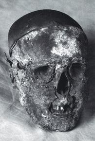 Photographie noir et blanc montrant une tête de mort.