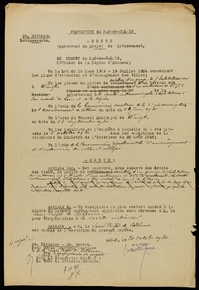 Texte manuscrit et imprimé sur lequel on lit : " Préfecture du Pas-de-Calais. Arrêté approuvant un projet de lotissement. Le préfet du Pas-de-Calais, officier de la Légion d’honneur, vu la loi du 14 mars 1919-19 juillet 1921 concernant les plans d’extension et d’aménagement des villes ; vu les pièces du projet de création d’un groupe de 7 habitations sur un terrain sis à Wingles d’une contenance de 16;52 appartenant à la Société intermunicipale à Habitations à bon marché de Lens et de la région ; vu l’avis de la commission sanitaire de la 2ième circonscription de l’arrondissement de Béthune en date du 18 juin 1930 ; vu l’avis du conseil municipal de Wingles en date du 13 septembre 1930 ; vu les résultats de l’enquête à laquelle il a été procédé le 5 octobre 1930 dans les conditions de la circulaire du ministre de l’Intérieur du 20 août 1825 ; vu l’avis de la commission départementale d’aménagement et d’extension des villes et villages, arrête : article 1er. Est approuvé, sous réserve des droits des tiers, le projet de création d’un groupe de 7 habitations sur ce terrain sis à Wingles d’une contenance de 16 ares 52 appartenant à la société intercommunale d’habitations à bon marché de Lens et de sa région. Article 2. Un exemplaire du plan restera annexé à la minute du présent arrêté dont ampliation sera adressée à Monsieur le sous-préfet de Béthune pour être notifiée à la société intéressée. Article 3. Monsieur le sous-préfet de Béthune est chargé de l’exécution du présent arrêté. Arras, le 31 octobre 1930".