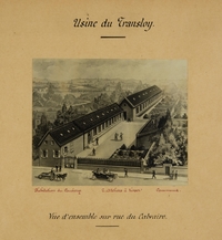 Photographie noir et blanc d'une feuille cartonnée sur laquelle est collé un dessin représentant une vue latérale des bâtiments d'une usine. Autour, on lit : "Usine du Transloy. Vue d'ensemble sur rue du Calvaire".