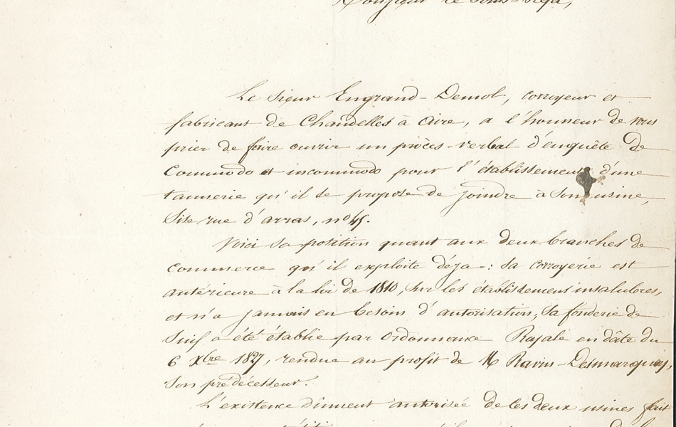 Texte manuscrit sur lequel on lit : "Numéro 2382 S.P. A Monsieur le Sous-Préfet de Saint-Omer. Monsieur le Sous-Préfet, le Sieur Engrand-Demol, corroyeur et fabricant de chandelles à Aire, a l’honneur de vous prier de faire ouvrir un procès-verbal d’enquête de commodo et incommodo pour l’établissement d’une tannerie qu’il se propose de joindre à son usine sise rue d’Arras numéro 45. Voici sa position quant aux deux branches de commerce qu’il exploite déjà : sa corroyerie est antérieure à la loi de 1810 sur les établissements insalubres et n’a jamais eu besoin d’autorisation ; sa fonderie de suif a été établie par ordonnance royale en date du 6 octobre 1827, rendue au profit de Monsieur Ravin Desmarge son prédécesseur. L’existence dûment autorisée de ces deux usines, fait espérer au pétitionnaire qu’il ne rencontrera de la part de l’autorité aucune opposition à l’établissement de la tannerie. J’ai l’honneur d’être avec un profond respect, Monsieur le Sous-Préfet, votre très humble serviteur, Engrand Demol".