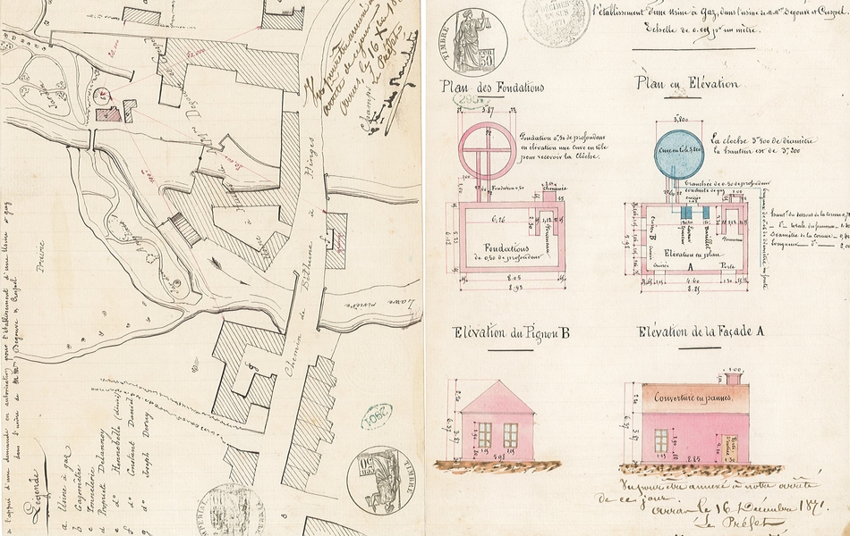 À gauche, plan manuscrit monochrome d'un quartier ; à droite, élévations colorées manuscrites de maisons et croquis techniques de leurs fondations.
