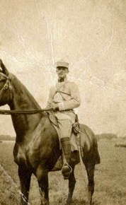 Photographie noir et blanc sur laquelle onvoit Ulysse Carnel à cheval sur sa monture.