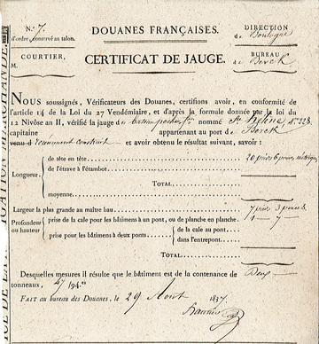 Document imprimé et manuscrit sur lequel on lit : "Douanes françaises. Certificat de jauge. Nous, soussignés, vérificateurs des douanes, certifions avoir, en conformité de l'article 14 de la loi du 27 vendémiaire, et d'après la formule donnée par la loi du 12 nivôse an 2, vérifié la jauge du bateau pêcheur français nommé Sainte Hélène n° 228 appartenant au port de Berck, récemment construit et avoir obtenu le résultat suivant, savoir : longueur de tête à tête 20 pieds 6 pouces métriques, largeur la plus grande au maître bau 7 pieds 3 pouces, profondeur 1 pied 7 pouces. Desquelles mesures il résulte que le bâtiment est de la contenance de deux tonneaux 47/94. Fait au bureau des douanes, le 29 août 1837.