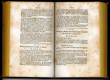 Double page d'un livre détaillant le décret concernant les poids et mesures du 12 février 1812 et l'arrêté du ministre de l'intérieur pour l'exécution du décret du 12 février 1812.