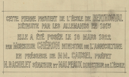 Document manuscrit sur lequel on lit : "Cette pierre provient de l'école de Berthonval détruite par les Allemands en 1915. Elle a été posée le 18 mars 1922 par Monsieur Chéron, ministre de l'Agriculture, en présence de MM. Causel, préfet, H. Bachelet, sénateur, et Malpeaux, directeur de l'école".