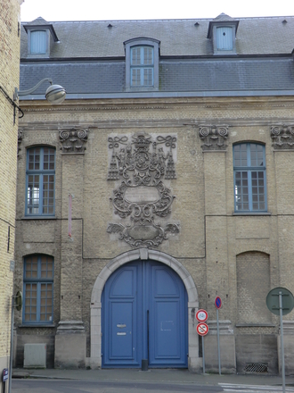 Photographie couleur montrant la façade d'un bâtiment.