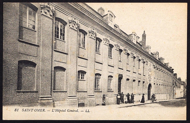 Carte postale noir et blanc montrant la façade d'un bâtiment.