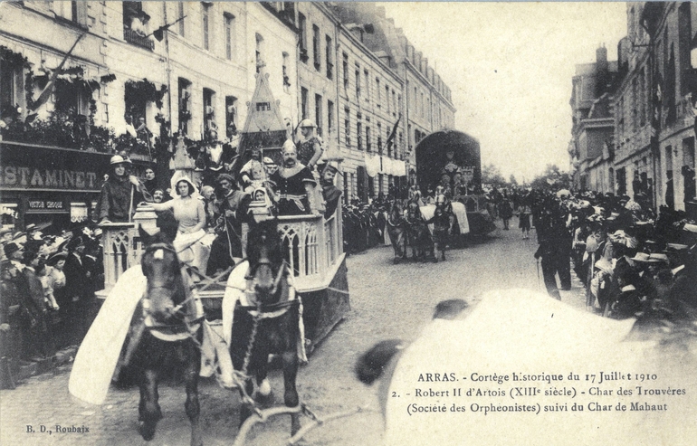 Carte postale noir et blanc montrant un char de reconstitution historique.