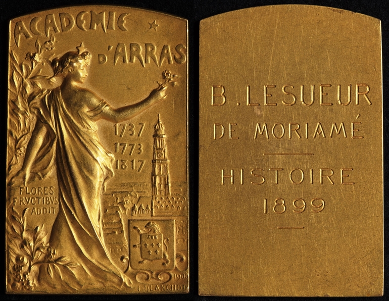 Photographie couleur du recto et du verso d'une médaille en or décrite dans l'article.