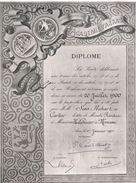 Photographie noir et blanc d'un diplôme sur lequel on lit : "Académie d'Arras. La société, délibérant aux termes des articles 17, 18 et 19 de ses statuts et des articles 24, 25 et 26 de son règlement intérieur, a confié dans sa séance du 20 juillet 1900 sur la proposition qui lui a été faite par MM. Sens, Rohart et Carlier le titre de membre résidant à Monsieur B. Lesueur de Moriamé. Arras,, le 1er janvier 1901. [signé] Le président, le chancelier, le secrétaire général".