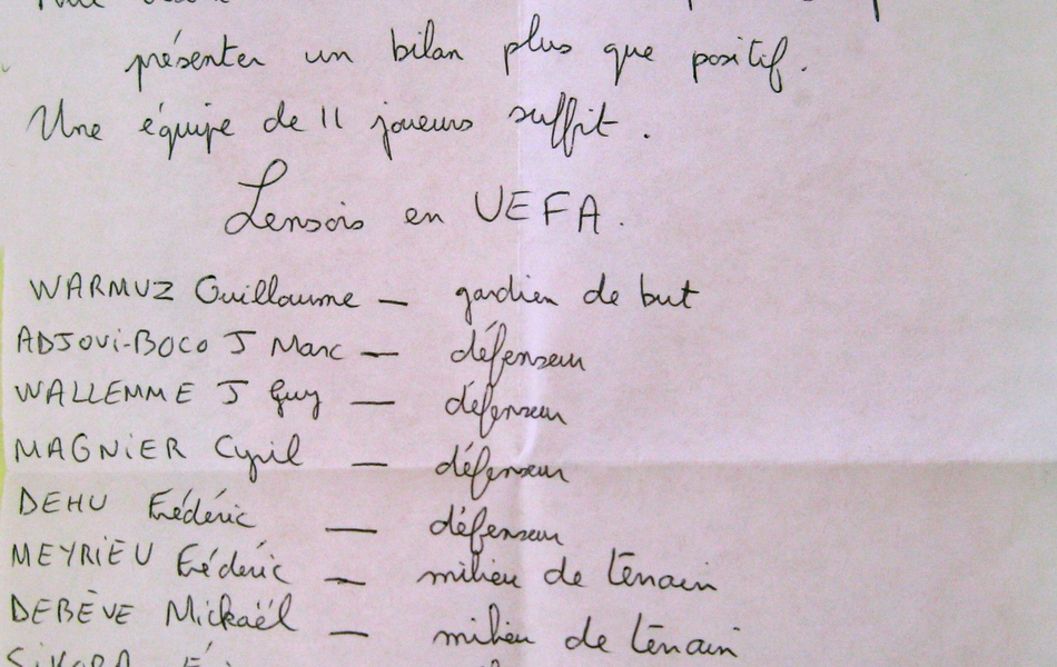 Document manuscrit sur lequel on lit : "Département du Pas-de-Calais, ville de Barlin. Élections municipales du 11 juin 1995. Nul besoin d'une liste de 29 personnes pour présenter un bilan plus que positif. Une équipe de 11 joueurs suffit. Lensois en UEFA : Warnuz Guillaum (gardien de but), Adjoui-Boco J.-Marc (défenseur), Wallemme J.-Guy (défenseur), Magnier Cyril (défenseur), Dehu Frédéric (défenseur), Meyrieu Frédéric (milieu de terrain), Debève Mickaël (milieu de terrain), Sikora Éric (milieu de terrain), Arsène Hervé (milieu de terrain), Tiéhi Joël (avant centre), Boli Roger (avant centre)".