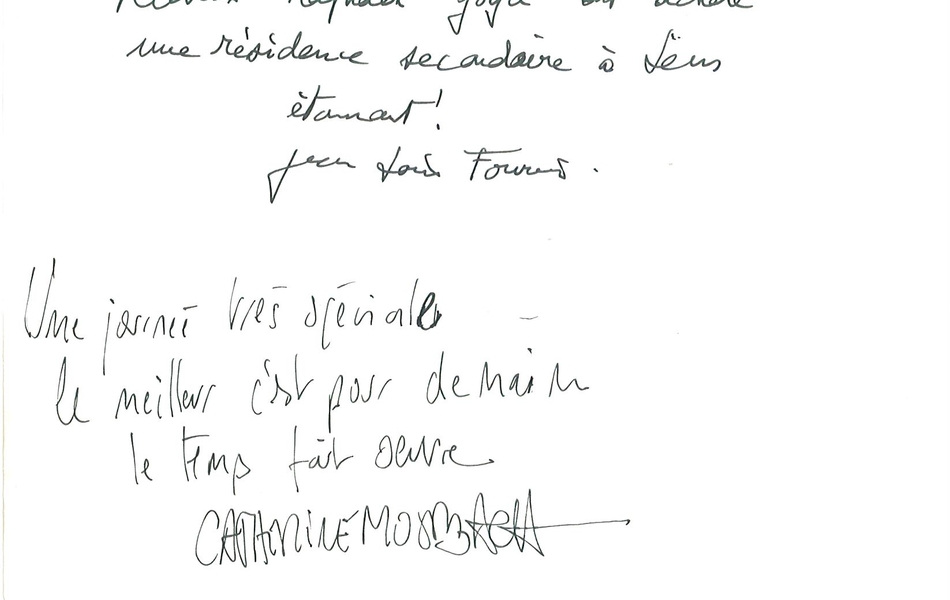 Texte manuscrit sur lequel on lit : "Le Louvre-Lens, splendeur de la lumière et de la transparence. Pascale Clark. Rubens, Raphaël, Goya ont acheté une résidence secondaire à Lens. Étonnant ! Jean-Louis Fournier. Une journée très spéciale. Le meilleur c'est pour demain, le temps fait oeuvre. Catherine Mosbach".