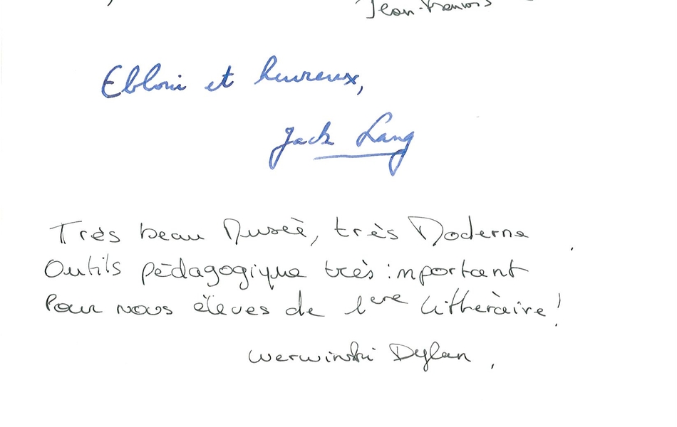 Texte manuscrit sur lequel on lit : "30 juin 2012, le bassin minier est patrimoine mondial de l'humanité ! 4 décembre 2012, le Louvre-Lens entoure de sa lumière tout le Nord - Pas-de-Calais. 2012, l'année de la renaissance du bassin minier ! Jean-François Caron.  Ébloui et heureux. Jack Lang. Très beau musée, très moderne. Outils pédagogiques très importants pour nous élèves de 1ère littéraire ! Werwinski Dylan".