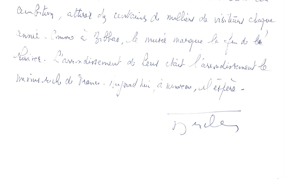 Texte manuscrit sur lequel on lit : "Le Louvre-Lens, miracle au fond des grands terrils, promesse d'avenir pour le bassin minier. Le plus grand musée du monde va dialoguer avec tous les habitants du Nord-Pas-de-Calais, entraîner le territoire vers une nouvelle ambition, attirer des centaines de milliers de visiteurs chaque année. Comme à Bilbao, le musée marque la fin de l'hiver. L'arrondissement de Lens était l'arrondissement le moins riche de France. Aujourd'hui, à nouveau, il espère. D. Percheron".