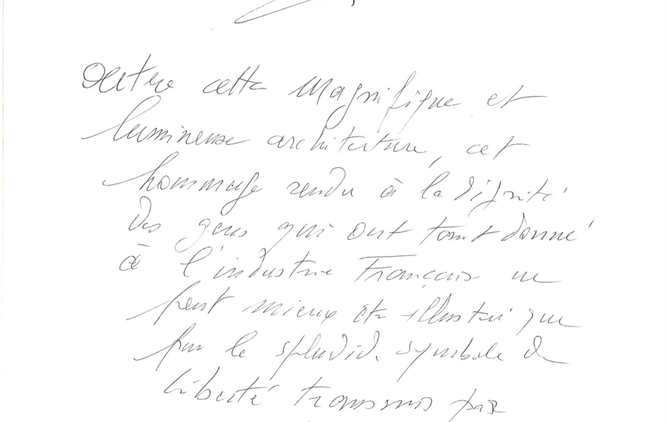 Texte manuscrit sur lequel on lit : "Voir Naples et mourir. Je dirai plutôt voir le Louvre à Lens, et vivre. Ivan Renar. Outre cette magnifique et lumineuse architecture, cet hommage rendu à la dignité des gens qui ont tant donné à l'industrie française ne peut mieux être illustré que par le splendide symbole de liberté transmis par Delacroix ! Longue vie au musée du Louvre-Lens ! Jean-Claude Casadesus".