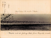 Page de cahier d'écolier sur lequel est collé une photographie noire t blanc montrant une ville en arrière plan. Autour de la photographie, la légende suivante : "Étaples and its fishing Fleet, from Mayville woods". 