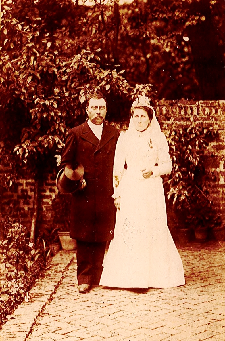 Photographie sepia montrant un couple de jeunes mariés.