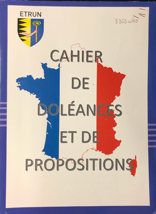 Couverture couleur d'un cahier sur laquelle sont représentés le blason de la commune d'Étrun et une carte de France tricolore sous le titre "Cahier de doléances et de propositions".