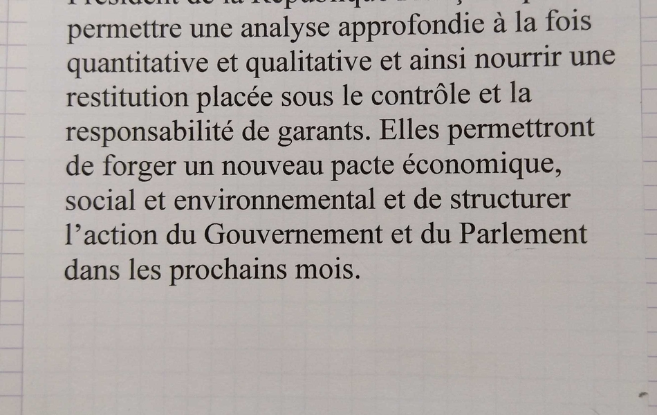 Photographie couleur du texte suivant : "Ouverture des débats : le 15 janvier 2019. Fermeture des débats : le 15 mars 2019. Toutes les contributions seront remontées au Président de la République Française pour permettre une analyse approfondie à la fois quantitative et qualitative et ainsi nourrir une restitution placée sous le contrôle et la responsabilité de garants. Elles permettront de forger un nouveau pacte économique, social et environnemental et de structurer l’action du Gouvernement et du Parlement dans les prochains mois. Écoivres, le 16 janvier 2019. Le maire, Hervé Bridoux." 