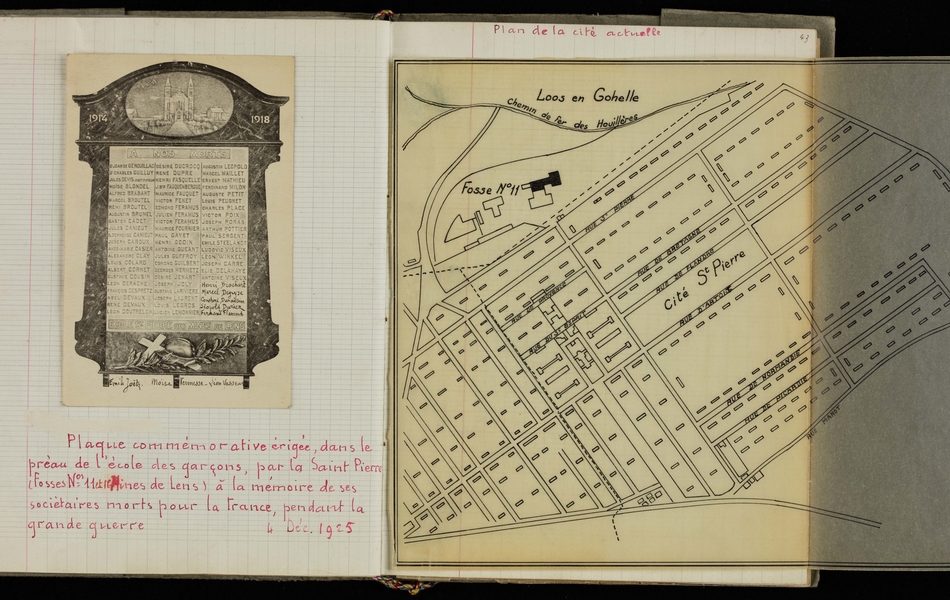 Double page d'un cahier manuscrit retranscrit ci-contre. On y voit aussi un plan d'une cité.